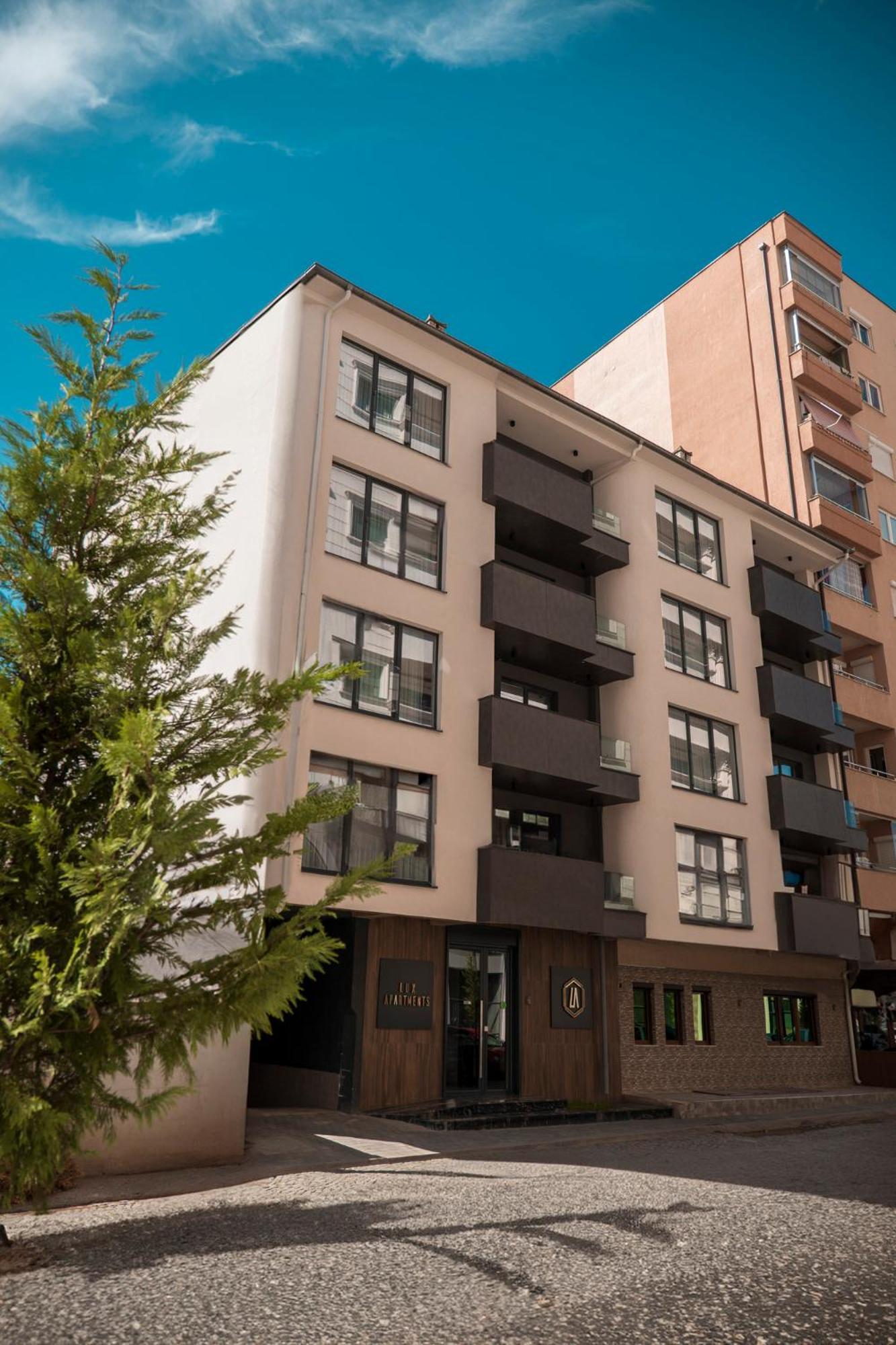 Lux Apartments Prishtine Bagian luar foto